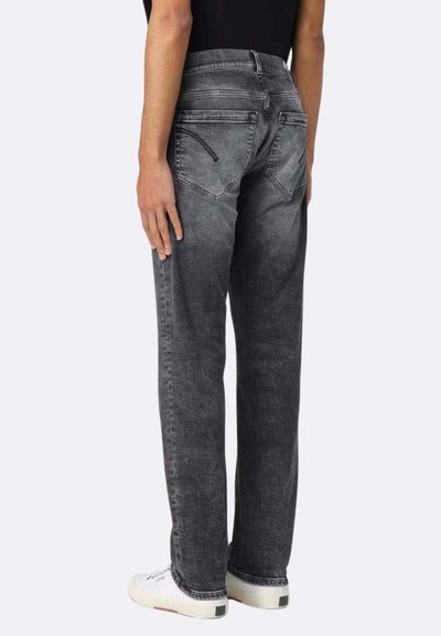 Jeans in denim grigio con taglio dritto, dettagli di cucitura e tasche posteriori. Indossati con sneakers bianche, che mostrano un look casual.