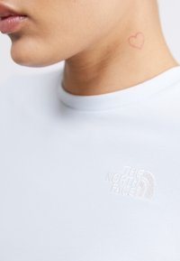 The North Face W ESSENTIAL CROPPED SLIM SHORT SLEEVE TE - Trükipildiga T-särk - barely blue