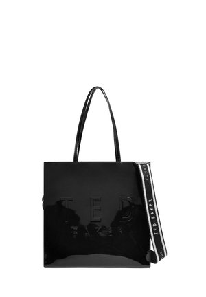 Bolso tote negro brillante de Ted Baker con logo en relieve y correa de hombro de tela desmontable con el nombre de la marca y el texto "London".