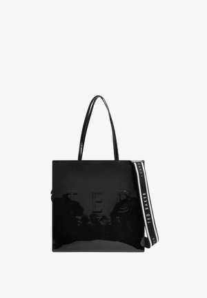 Bolso tote negro brillante de Ted Baker con logo en relieve y correa de hombro de tela desmontable con el nombre de la marca y el texto "London".