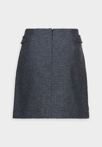 Sukně námořnické modři vyrobená z texturované látky, se skvělým přímým střihem, neviditelným zipem na zadní straně a dvěma předními kapsami.