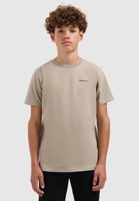 Beige katoenen T-shirt met korte mouwen en een ronde halslijn. Heeft een klein zwart 'BALLIN'' logo op de linkerborst.