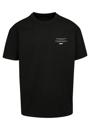 Czarny t-shirt z krótkim rękawem z małym białym napisem "HIGHER THAN HEAVEN" i grafiką na lewej stronie klatki piersiowej.