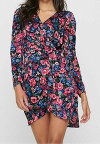 Robe fleurie à manches longues, col en V et design portefeuille. Présente un fond noir avec des fleurs roses et bleues. Texture subtile.