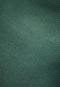 Textil i djupgrön med ribbad textur, som har diagonala linjer och en slät finish. Materialet verkar robust och välsytt.