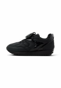 Schwarzer Sportschuh aus glattem Leder mit Lackakzenten. Verfügt über eine strukturierte Sohle, eine abgerundete Form und eine Schnürung.