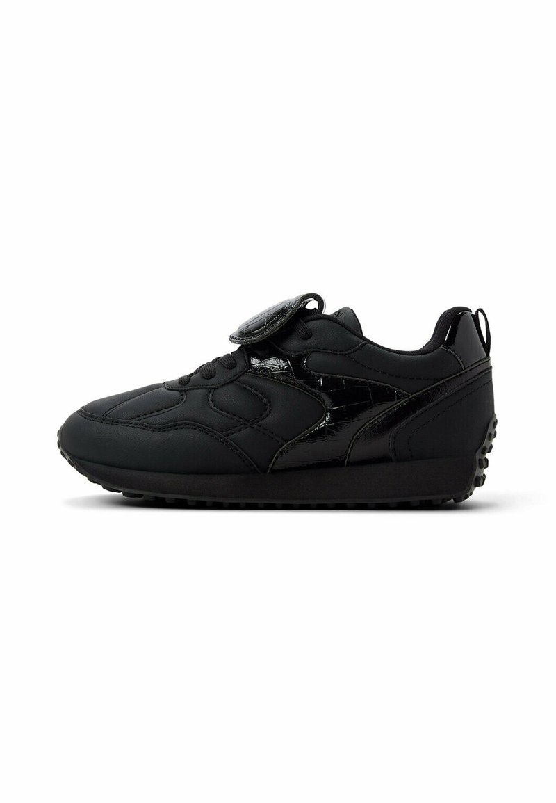 Schwarzer Sportschuh aus glattem Leder mit Lackakzenten. Verfügt über eine strukturierte Sohle, eine abgerundete Form und eine Schnürung.