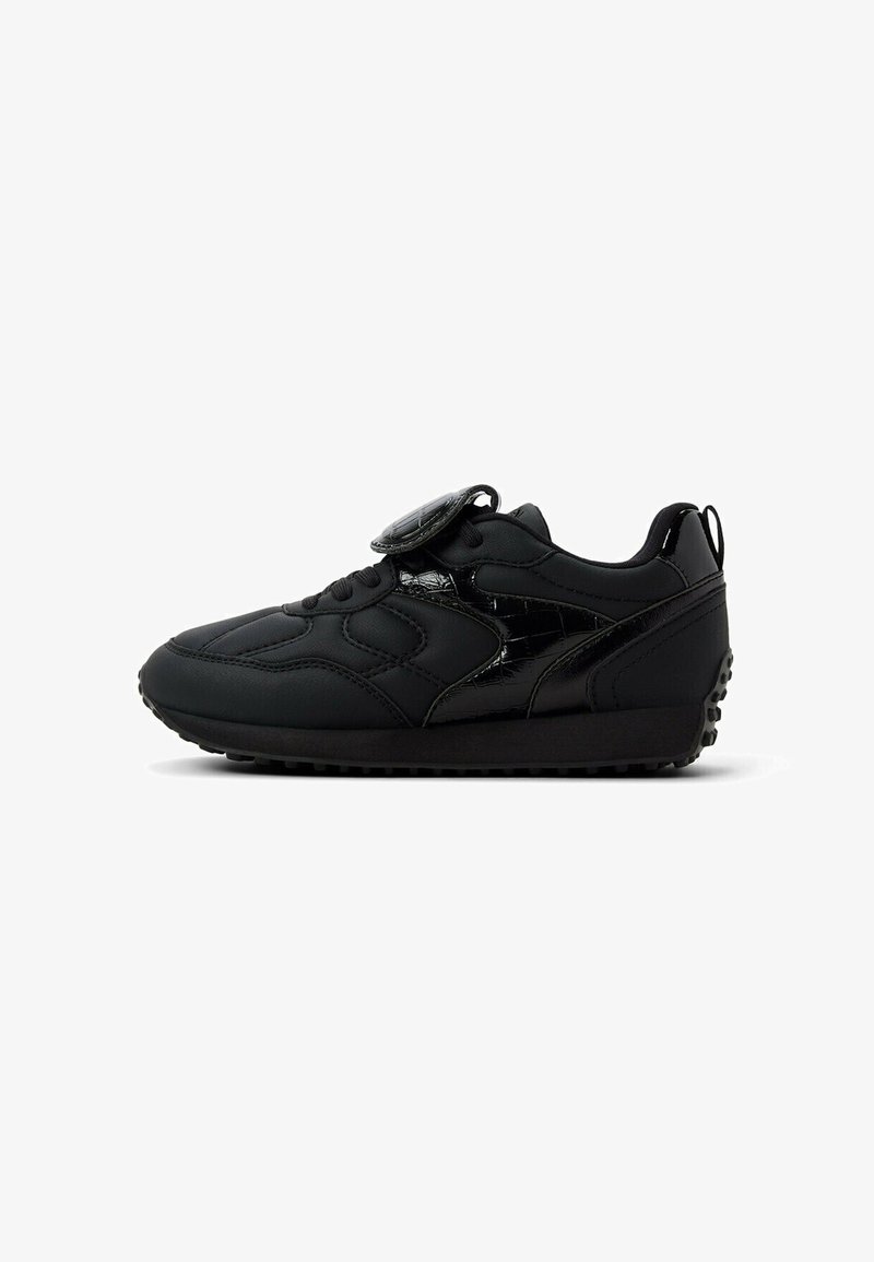 Scarpa sportiva nera in pelle liscia con dettagli in vernice. Presenta suola testurizzata, forma arrotondata e chiusura con lacci.