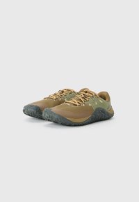 Chaussures légères en matériau en maille beige et verte avec semelle en caoutchouc texturé et accents marron contrastants. Dotées de lacets robustes.