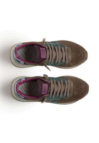 Un paio di sneakers in suede marrone e pelle verde con rivestimento interno viola e spesse stringhe marroni, viste dall'alto su uno sfondo bianco.