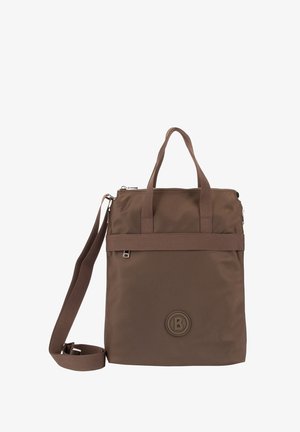 Bruine nylon tas met twee bovenhandvatten en een verstelbare schouderriem. Voorzien van een logopatch en een ritssluiting. Eenvoudig, rechthoekig ontwerp.