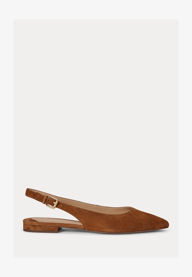 Sapatos planos slingback em camurça castanha com bico apontado, faixa ajustável com fivela e um salto baixo e grosso. Textura suave e detalhes de design mínimos.