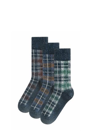 Három pár gyapjú zokni bordás szegéllyel, mindegyik különböző kockás mintával, kék, barna és zöld árnyalatokban, fehér háttérrel.