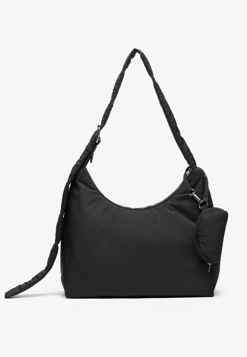 Sac à épaule en nylon noir avec sangle rembourrée et petite pochette ronde zippée attachée sur le côté droit.