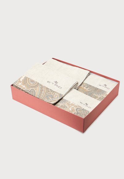 Ensemble de trois serviettes blanches avec bordures à motif cachemire et logo "ETRO", disposées dans une boîte rectangulaire rouge sur fond blanc.