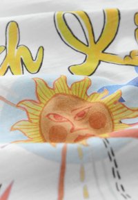 Bjela tkanina s raznobojnim printed dizajnom, uključujući sunce s žutim zrakama i detaljima lica, te stilizirani tekst u žutoj boji.