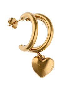Goldene Creolen mit einem glatten, runden Design, versehen mit einem hängenden Herzanhänger, polierter Oberfläche und Steckverschluss.