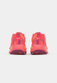 Nike Performance VOMERO 18 SE - Laufschuh Straße - ember glow/washed coral/sweet beet/marakesh