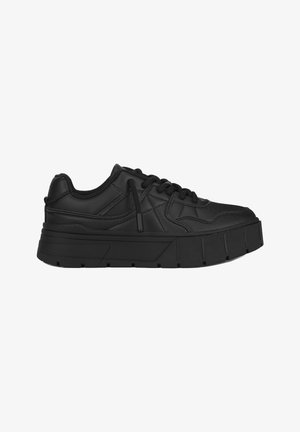 Czarny masywny sneaker na platformie z grubą podeszwą, z przodu na sznurowadła, z wyściełanym kołnierzem i przeszywanymi detalami na bocznej części cholewki.