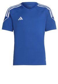 Camiseta deportiva azul hecha de material sintético. Cuenta con mangas cortas, un escote en V y tres franjas blancas en los hombros. Logotipo titulado visible.