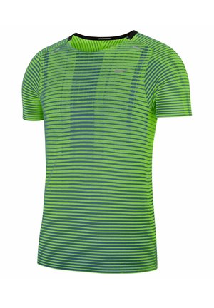 Zielono-niebieska koszulka sportowa w paski z krótkim rękawem, okrągłym kołnierzem i logo Nike na piersi oraz wewnętrznej stronie kołnierza.
