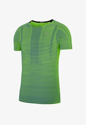 T-shirt de sport à manches courtes rayé vert et bleu avec col rond et logo Nike sur la poitrine et l’intérieur du col.