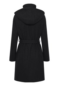 Cappotto nero in misto lana con cappuccio, maniche lunghe, vita cintata e lunghezza fino al ginocchio. Presenta una texture liscia senza motivi visibili.