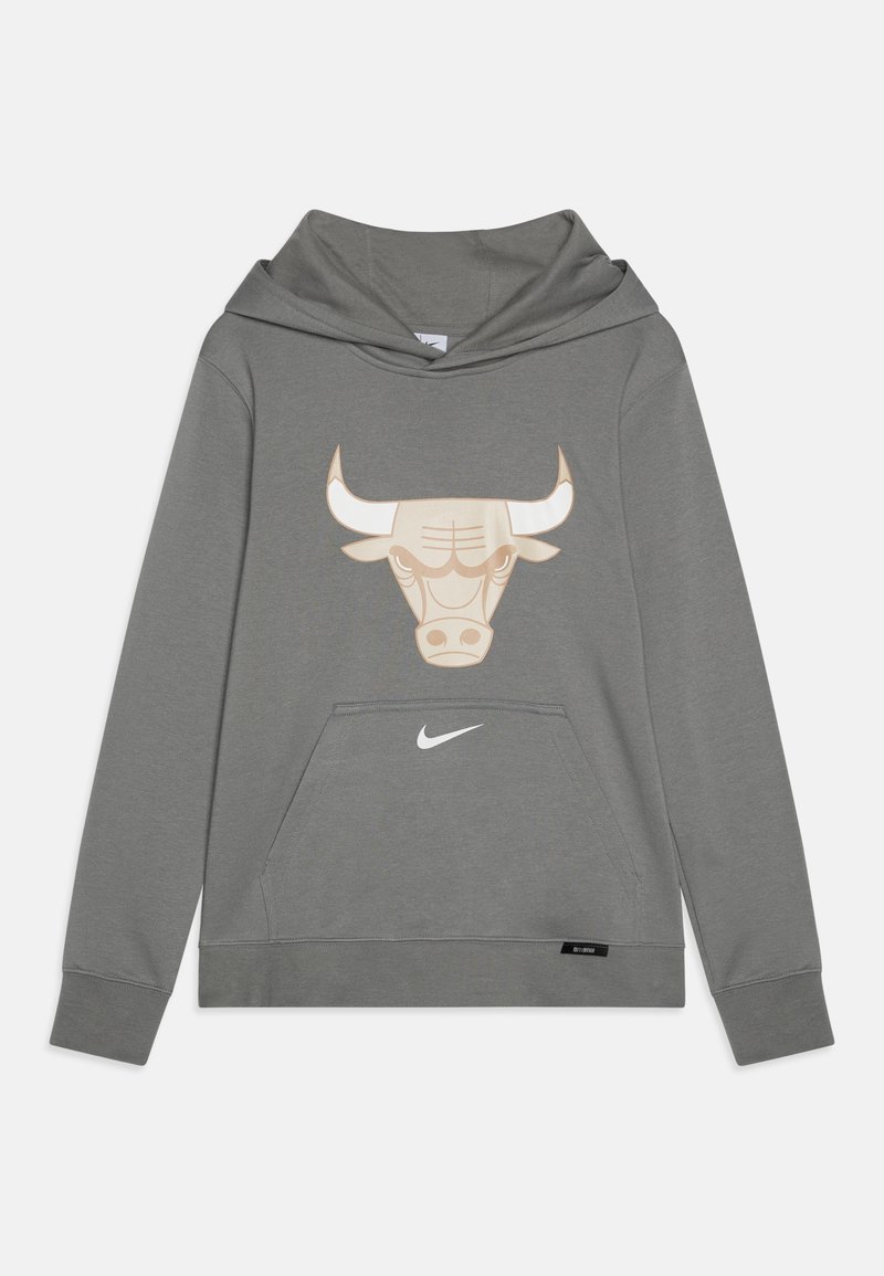 Siv pulover s kapuco in sprednjim kenguru žepom, z velikim smetanastim grafičnim motivom bika in belim logotipom Nike na spodnjem sprednjem delu.