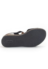 Zwarte sandaal met een gestructureerde rubberen zool, met een gevoerde binnenzool en verstelbare banden voor een veilige pasvorm, gelabeld Gabor.