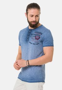 Blaues T-Shirt mit kurzen Ärmeln, melierter Textur, knöpfbarem Henley-Ausschnitt und Druckdesign mit "Leader" und "Break the Limit".