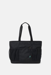 Bolso de mano negro hecho de tejido duradero, con dos bolsillos laterales de malla, un bolsillo delantero con cremallera y asas de tela resistentes.