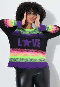 Pull noir avec des rayures horizontales multicolores en vert néon, rose et violet. Présente le texte "LOVE" et un motif d'étoile. Ourlet effiloché.