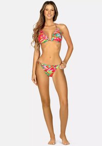 Zestaw bikini z kolorowym kwiatowym wzorem. Trójkątny stanik z regulowanymi ramiączkami i pasującymi niskimi majtkami. Wykonany z tkaniny o gładkiej fakturze.