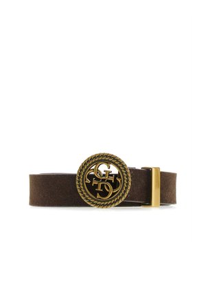 Cintura in suede marrone con fibbia rotonda dorata con lettere stilizzate intrecciate come logo decorativo.