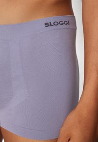Lila Stretch-Shorts aus Stoff mit SLOGGI-Logo am Bund. Bieten eine gerippte Textur und eine enganliegende Passform für Komfort und Halt.