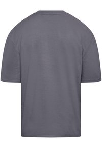 Grå kortærmet t-shirt lavet af blød bomuld, med rund hals og afslappet pasform. Glat tekstur uden synlige logos eller mønstre.
