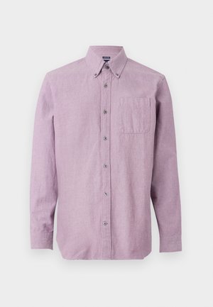 Camisa de manga larga color lavanda con cuello de botón y un bolsillo en el pecho, presentada sobre un fondo blanco.