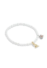 Pulsera de perlas blancas con cuentas en forma ovalada, un charm de plata y un charm de oro con forma de oso. Textura suave, diseño simple.