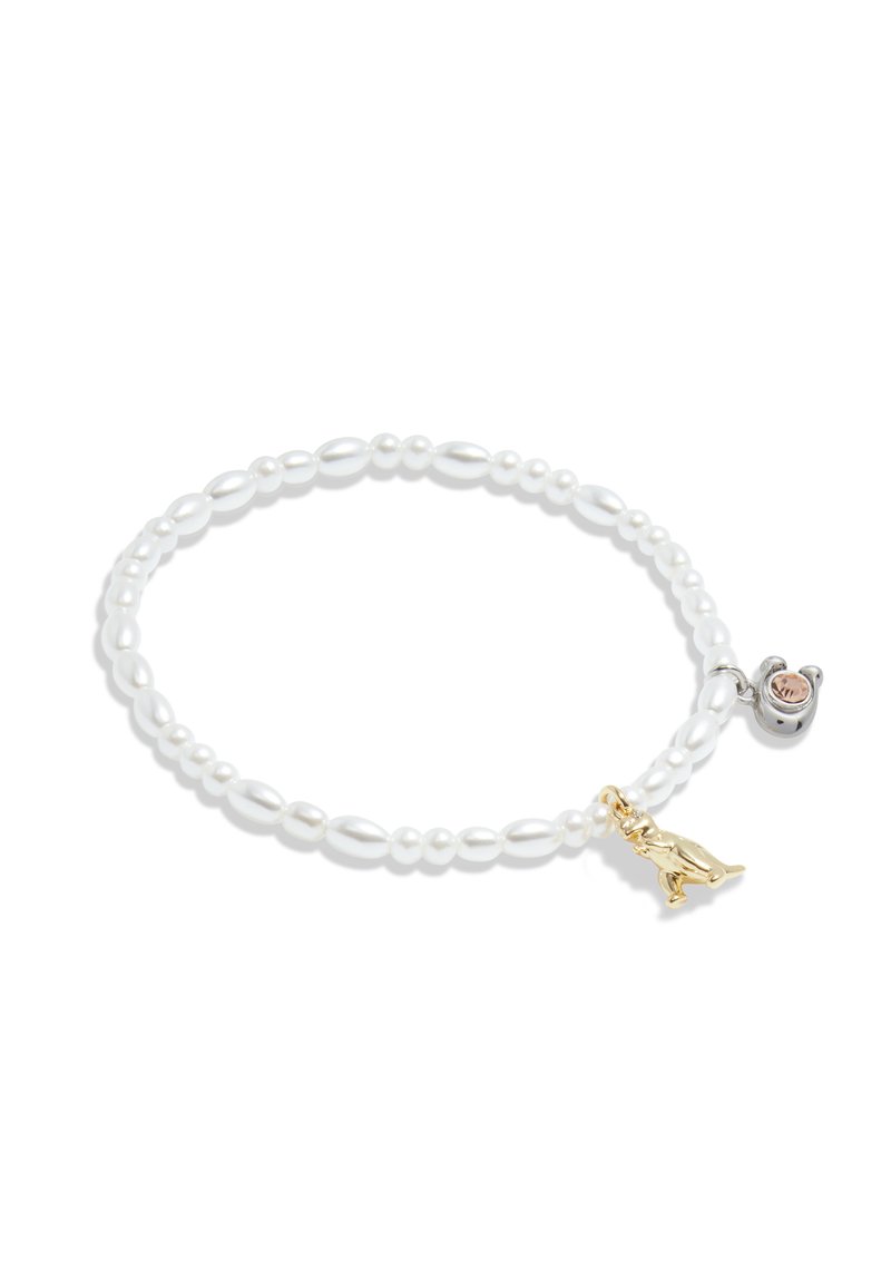 Witte parelarmband met ovale kralen, een zilveren bedeltje en een gouden bedeltje in de vorm van een beer. Gladde textuur, eenvoudig ontwerp.
