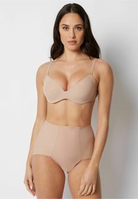 Beige behå med subtil vaddering, utrustad med justerbara band och en slät yta. Beige högmidjade underdelar med sömlös design och elastisk midja.