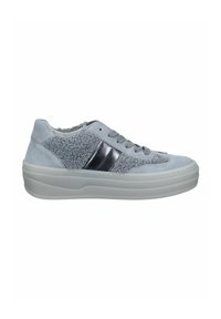 Lage grijze sneaker met een textuur van wol, zwarte leren zijstrepen, vetersluiting aan de voorkant en een dikke witte rubberen zool.