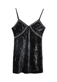 Schwarzes Samt-Überkleid mit dünnen Trägern, ausgestattet mit einer dekorativen, verzierten Kante und einer glänzenden, strukturierten Oberfläche. Keine zusätzlichen Muster oder Akzente.