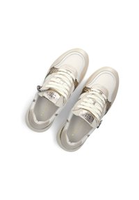 Witte sneakers met een gestructureerd mesh en beige accenten. Bevat een luipaardprint zijdetaillering, platte veters en metallic branding op de tong.