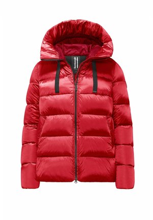 Czerwona kurtka puchowa o błyszczącej, gładkiej fakturze, z kapturem, zapięciem na zamek i czarnymi sznurkami do regulacji. Zszywany, zdobiony wzór.