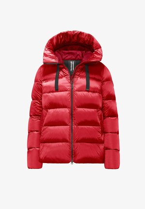 Giacca puffer rossa con una superficie lucida e liscia, dotata di cappuccio, chiusura con zip e lacci neri. Design trapuntato a pieghe.