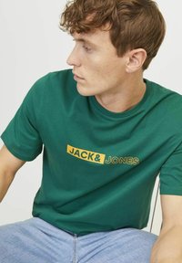 Jack & Jones RUNDHALS  - Camiseta estampada - storm