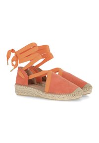 Pomarańczowe zamszowe espadryle z krzyżującymi się paskami, plecioną słomianą podeszwą, okrągłym noskiem i kontrastującymi akcentami. Płaski obcas zapewniający komfort.
