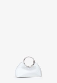 Sac à main argent métallique avec un dessus arrondi, texture douce et une poignée circulaire en argent. Design compact avec une forme épurée et minimaliste.