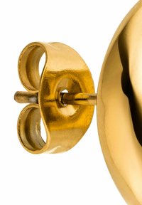 Goldfarbener Ohrring mit glatter, runder Oberfläche und einer stilisierten, durchbrochenen Rückseite, die das Design verbessert.