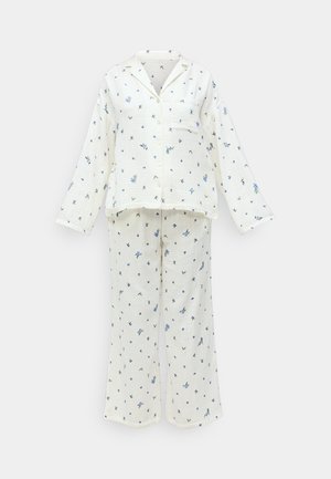 Biały bawełniany zestaw piżamowy z długimi rękawami, koszulą zapinaną na guziki, szerokimi spodniami i małym niebieskim wzorem kwiatowym na całej powierzchni.